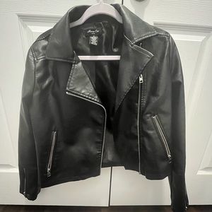 Black leather jacket! Perfect accessory for winter 🔥❄️